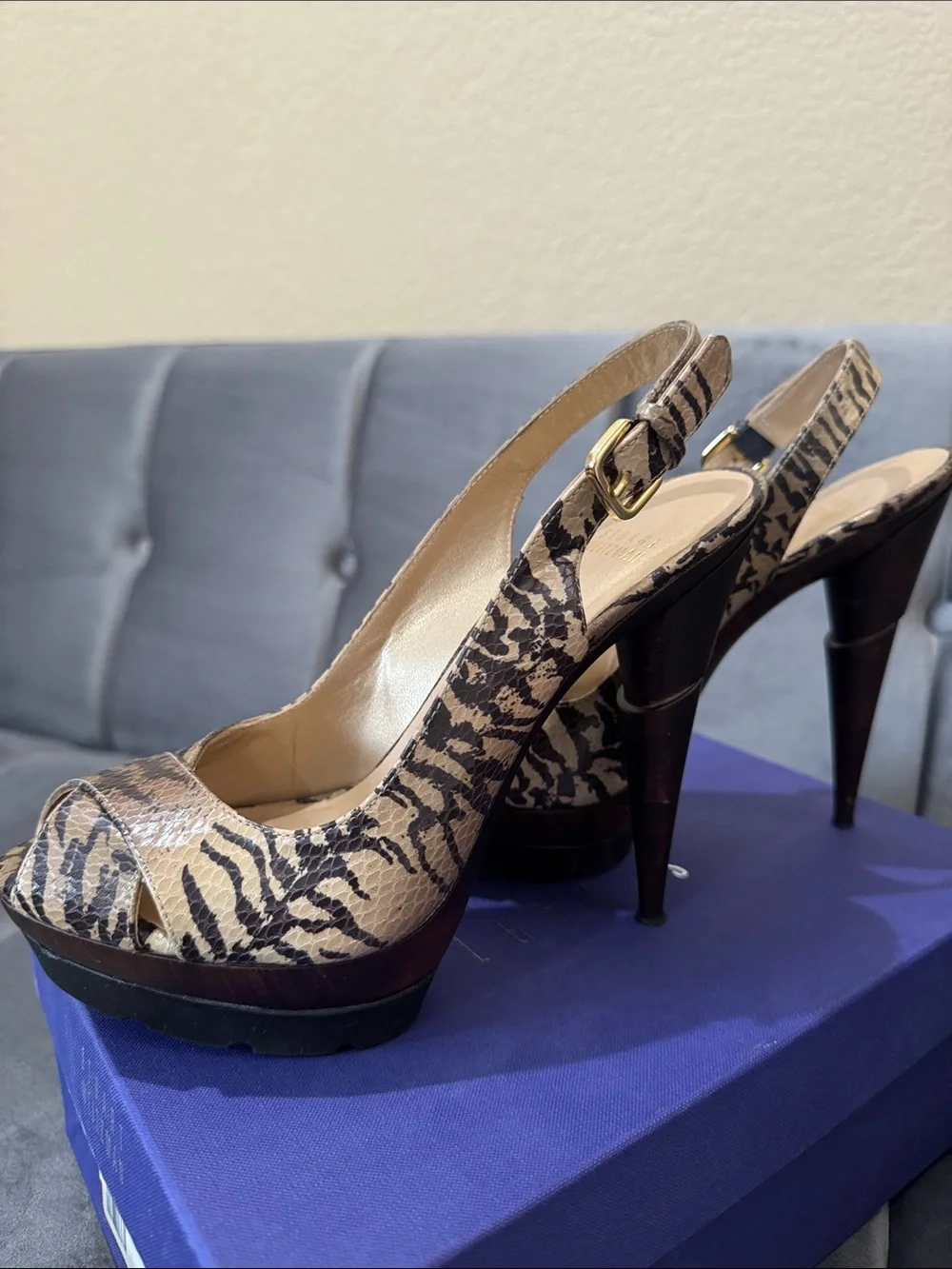 STUART WEITZMAN ZEBRA PLATFORM HEELS. - Picture 6 of 9